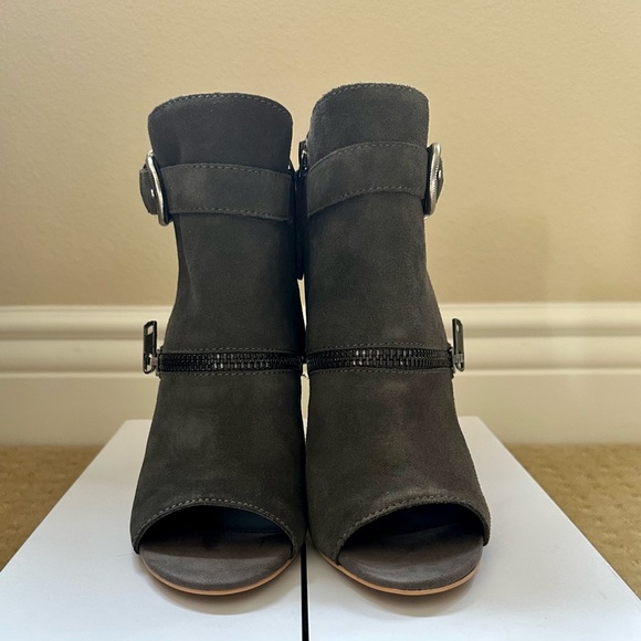 NEW IN BOX! Dolce Vita Hoyce Dark Grey Suede Ankle Bootie, Size 7.5 - Picture 2 of 4